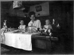 Marianne Muret avec ses deux enfants
