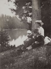Marianne Muret avec ses enfants au bord de l'étang des Miriouges